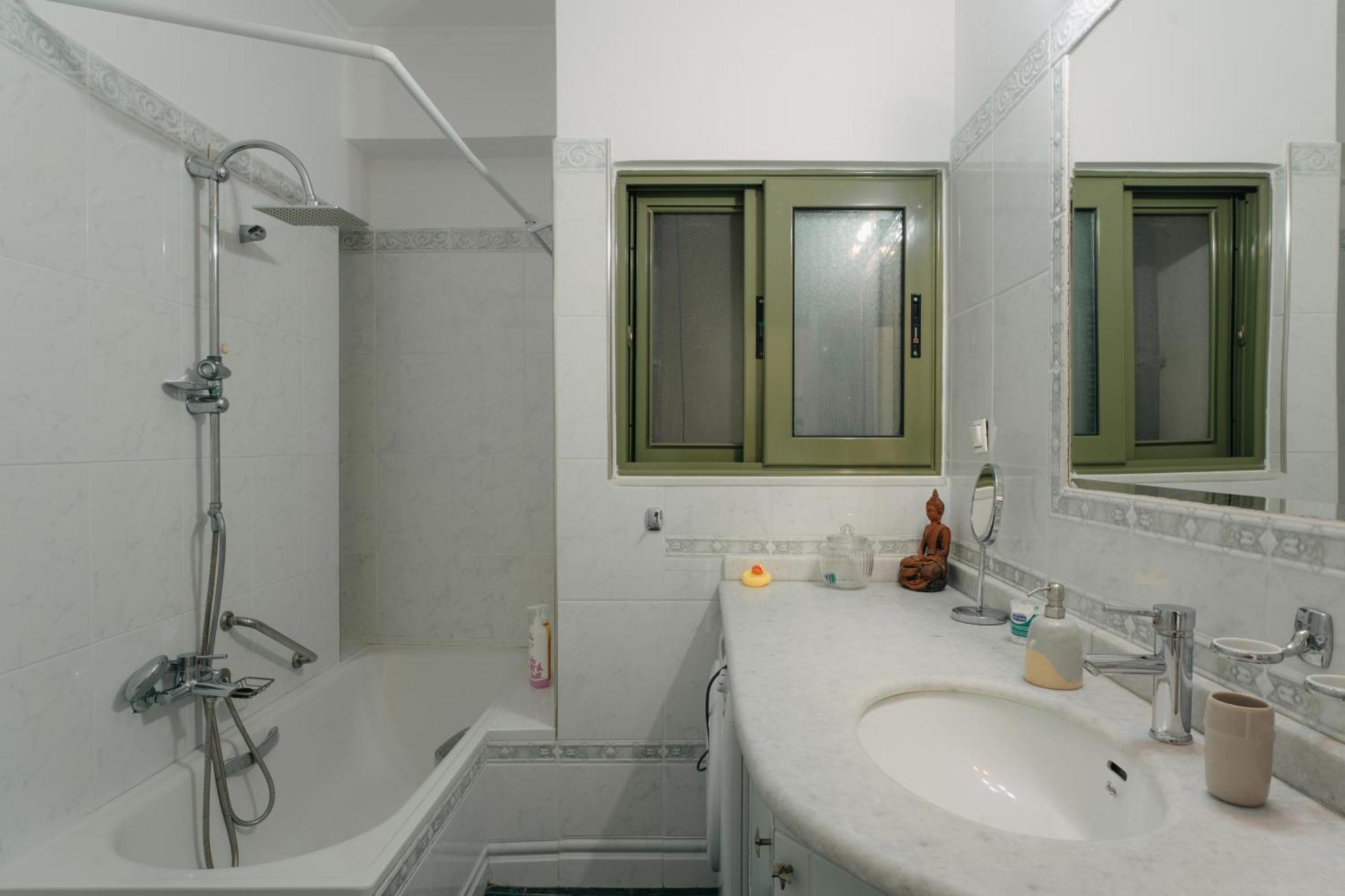 Lazarus 2bd In The Center Apartment Patras